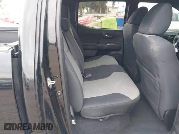 2020 Toyota Tacoma SR5 z VIN 3TMBZ5DN8LM023920, wystawiony jako IAAI lot #42015118 z przebiegiem 46 137 mil mil oraz . Historia ofert i sprzedaży dostępna na DreamBid. Obrazek 8.