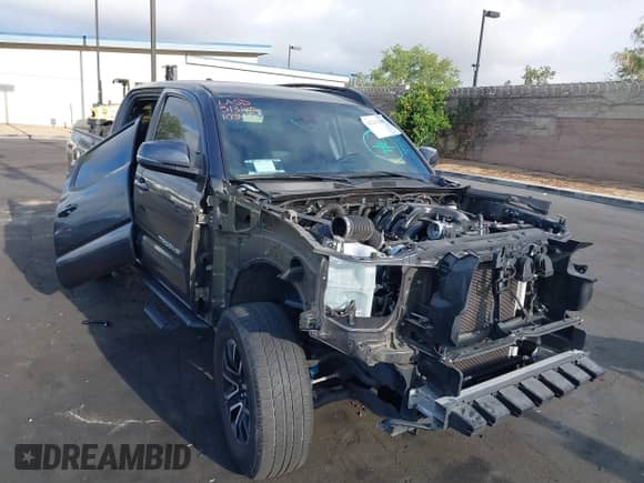 2022 Toyota Tacoma SR5 z VIN 3TMAZ5CN5NM181034, wystawiony jako IAAI lot #42243200 z przebiegiem Nie podano mil oraz . Historia ofert i sprzedaży dostępna na DreamBid. Obrazek 12.