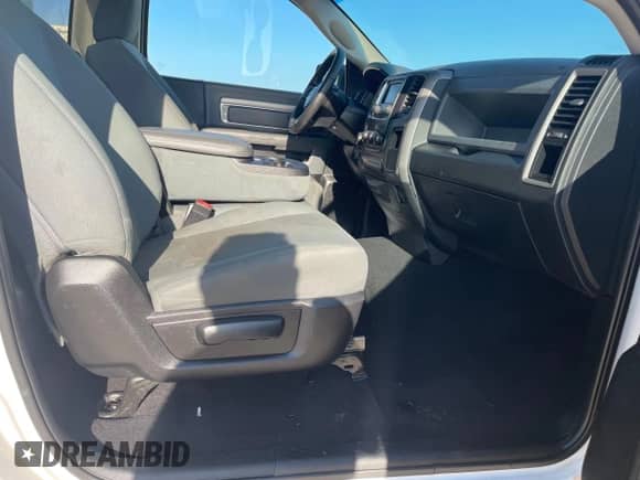 2018 Ram 1500 Tradesman z VIN 3C6JR6DT2JG122560, wystawiony jako Copart lot #66878625 z przebiegiem 171 115 mil mil oraz Czysty tytuł • Clean title. Historia ofert i sprzedaży dostępna na DreamBid. Obrazek 5.