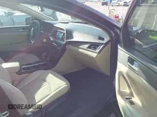 2017 Hyundai Sonata 2.4L z VIN 5NPE24AF7HH472947, wystawiony jako IAAI lot #43134133 z przebiegiem 129 726 mil mil oraz . Historia ofert i sprzedaży dostępna na DreamBid. Obrazek 5.