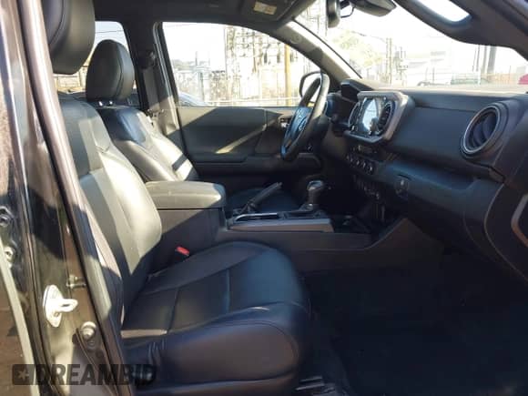 2023 Toyota Tacoma SR z VIN 3TMCZ5ANXPM580486, wystawiony jako IAAI lot #43248259 z przebiegiem 38 431 mil mil oraz . Historia ofert i sprzedaży dostępna na DreamBid. Obrazek 5.