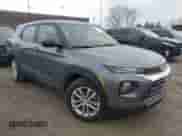 2022 Chevrolet TrailBlazer LS z VIN KL79MMS21NB073601, wystawiony jako IAAI lot #42030947 z przebiegiem 50 298 mil mil oraz . Historia ofert i sprzedaży dostępna na DreamBid. Obrazek 1.