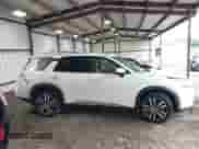 2024 Nissan Pathfinder Platinum с VIN 5N1DR3DK0RC269451, выставлен на аукционе IAAI как лот 42244332 с пробегом 38 396 миль миль и . История ставок и продаж доступна на DreamBid. Изображение 13.