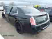 2013 Chrysler 300 S z VIN 2C3CCABG9DH551117, wystawiony jako IAAI lot #41976425 z przebiegiem 183 267 mil mil oraz . Historia ofert i sprzedaży dostępna na DreamBid. Obrazek 3.