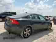 2013 Volvo S60 T5 Premier z VIN YV1612FS8D2180666, wystawiony jako Copart lot #80898715 z przebiegiem 94 612 mil mil oraz Czysty tytuł • Clean title. Historia ofert i sprzedaży dostępna na DreamBid. Obrazek 3.