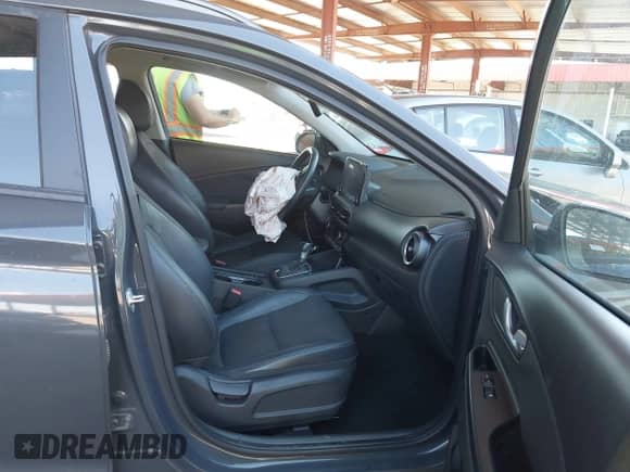 2023 Hyundai Kona Limited z VIN KM8K53A3XPU048477, wystawiony jako IAAI lot #43184738 z przebiegiem 35 745 mil mil oraz . Historia ofert i sprzedaży dostępna na DreamBid. Obrazek 5.