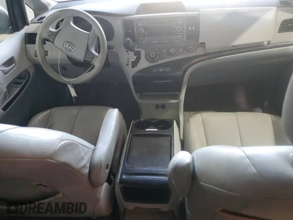 2011 Toyota Sienna LE z VIN 5TDJK3DC0BS012377, wystawiony jako Copart lot #67954225 z przebiegiem Nie podano mil oraz Szkoda całkowita • Salvage title. Historia ofert i sprzedaży dostępna na DreamBid. Obrazek 8.