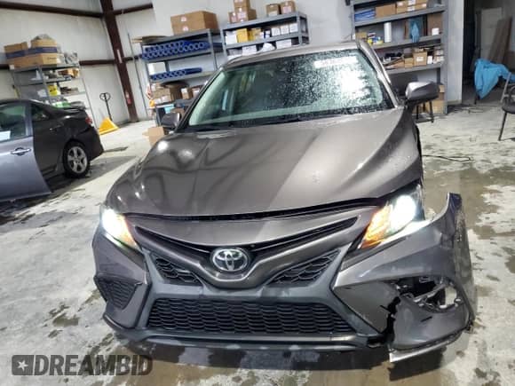 2021 Toyota Camry SE z VIN 4T1G11AK3MU580503, wystawiony jako Copart lot #58383895 z przebiegiem 52 516 mil mil oraz Szkoda całkowita • Salvage title. Historia ofert i sprzedaży dostępna na DreamBid. Obrazek 5.