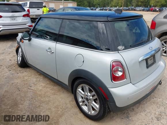 2012 MINI Hardtop с VIN WMWSU3C57CT255749, выставлен на аукционе IAAI как лот 43342110 с пробегом 99 460 миль миль и . История ставок и продаж доступна на DreamBid. Изображение 3.