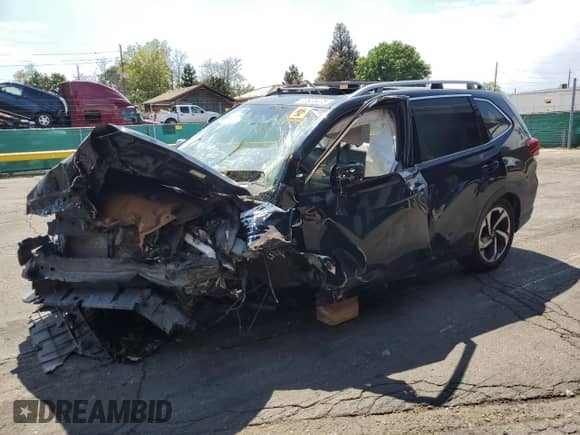 2022 Subaru Forester Touring z VIN JF2SKARC2NH528672, wystawiony jako Copart lot #70920475 z przebiegiem Nie podano mil oraz Nie do naprawy • Non repairable. Historia ofert i sprzedaży dostępna na DreamBid. Obrazek 1.