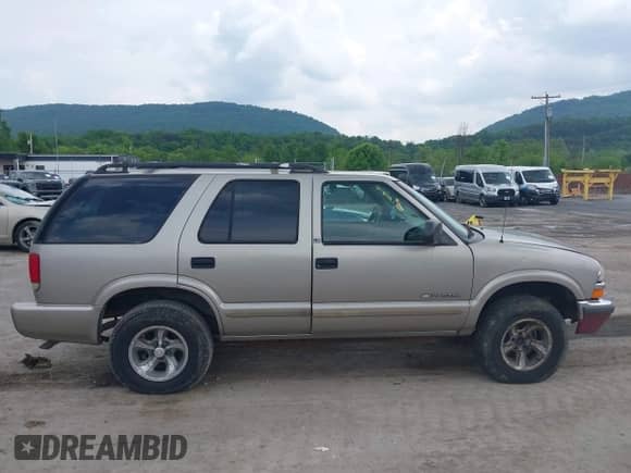 2003 Chevrolet Blazer LS с VIN 1GNCS13XX3K138344, выставлен на аукционе IAAI как лот 42251380 с пробегом Не указан миль и . История ставок и продаж доступна на DreamBid. Изображение 13.