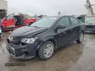 2017 Chevrolet Sonic LS z VIN 1G1JB5SH8H4176709, wystawiony jako Copart lot #82086805 z przebiegiem 86 196 mil mil oraz Szkoda całkowita • Salvage title. Historia ofert i sprzedaży dostępna na DreamBid. Obrazek 1.
