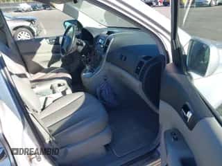 2007 Hyundai Entourage GLS z VIN KNDMC233476021631, wystawiony jako IAAI lot #43497650 z przebiegiem 130 604 mil mil oraz . Historia ofert i sprzedaży dostępna na DreamBid. Obrazek 5.