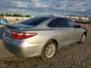 2015 Toyota Camry SE z VIN 4T1BF1FK2FU935782, wystawiony jako Copart lot #84227795 z przebiegiem 114 003 mil mil oraz Szkoda całkowita • Salvage title. Historia ofert i sprzedaży dostępna na DreamBid. Obrazek 3.