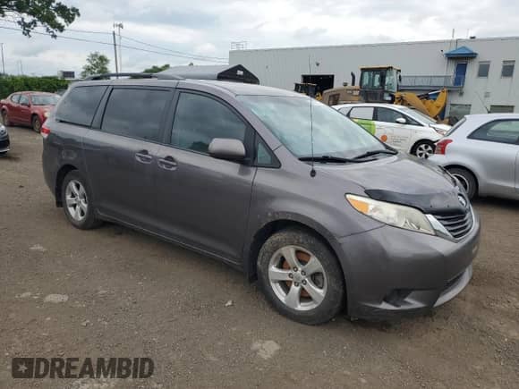 2013 Toyota Sienna z VIN 5TDKA3DC6DS016802, wystawiony jako Copart lot #63203104 z przebiegiem Nie podano mil oraz Nie do naprawy • Non repairable. Historia ofert i sprzedaży dostępna na DreamBid. Obrazek 4.