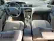 1999 Toyota Camry LE z VIN 4T1BG22KXXU445651, wystawiony jako Copart lot #80524465 z przebiegiem 217 074 mil mil oraz Szkoda całkowita • Salvage title. Historia ofert i sprzedaży dostępna na DreamBid. Obrazek 8.