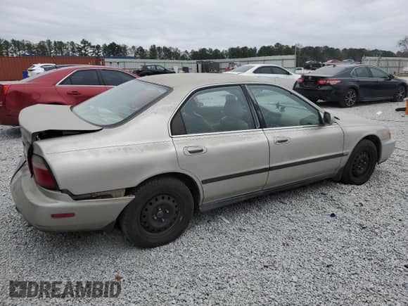 1996 Honda Accord with VIN 1HGCE6647TA010021, listed as a Copart auction lot 86294974 with 162,400 mi miles and Salvage title. Bid and sale history available at DreamBid. Image 3.
