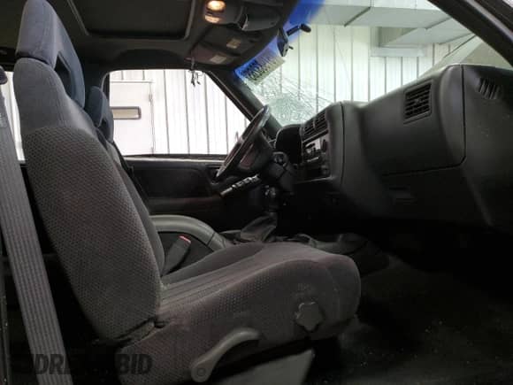 1997 Chevrolet Blazer LS z VIN 1GNDT13W7V2236355, wystawiony jako Copart lot #57983265 z przebiegiem Nie podano mil oraz Nie do naprawy • Non repairable. Historia ofert i sprzedaży dostępna na DreamBid. Obrazek 7.