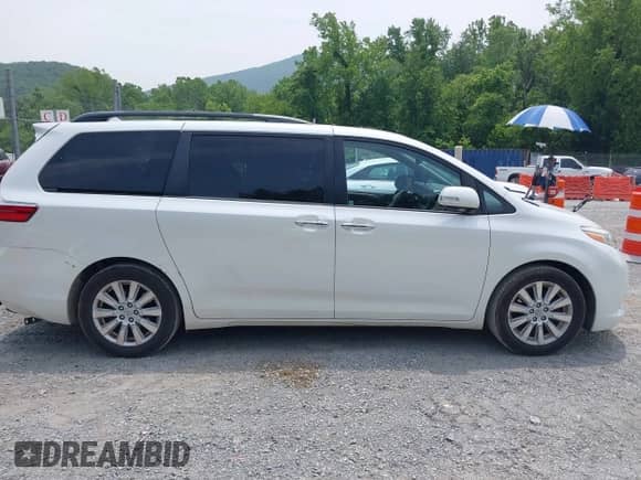 2015 Toyota Sienna XLE с VIN 5TDYK3DC3FS586329, выставлен на аукционе IAAI как лот 42496805 с пробегом 132 828 миль миль и . История ставок и продаж доступна на DreamBid. Изображение 13.