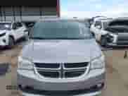2017 Dodge Grand Caravan SXT z VIN 2C4RDGCG4HR672450, wystawiony jako IAAI lot #43300631 z przebiegiem 190 627 mil mil oraz . Historia ofert i sprzedaży dostępna na DreamBid. Obrazek 12.