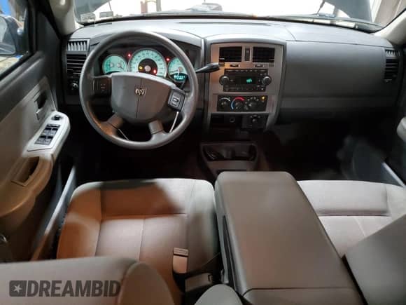 2006 Dodge Dakota SLT z VIN 1D7HW48K06S508602, wystawiony jako Copart lot #57176135 z przebiegiem 121 007 mil mil oraz Szkoda całkowita • Salvage title. Historia ofert i sprzedaży dostępna na DreamBid. Obrazek 8.