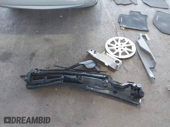 2013 Toyota Prius Two с VIN JTDZN3EU2D3228107, выставлен на аукционе IAAI как лот 42163661 с пробегом 138 193 миль миль и . История ставок и продаж доступна на DreamBid. Изображение 12.