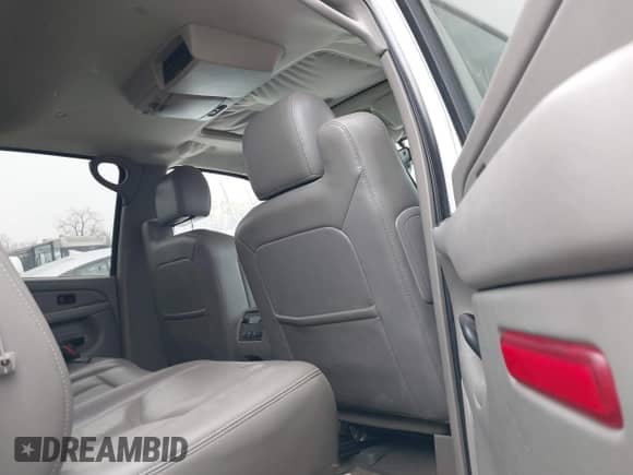 2005 Chevrolet Avalanche LS with VIN 3GNGK22G65G225614, listed as a IAAI auction lot 41193836 with Not provided miles and . Bid and sale history available at DreamBid. Image 8.