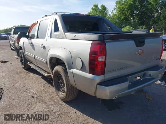2010 Chevrolet Avalanche LT z VIN 3GNVKFE0XAG245243, wystawiony jako IAAI lot #42276994 z przebiegiem 254 384 mil mil oraz . Historia ofert i sprzedaży dostępna na DreamBid. Obrazek 3.