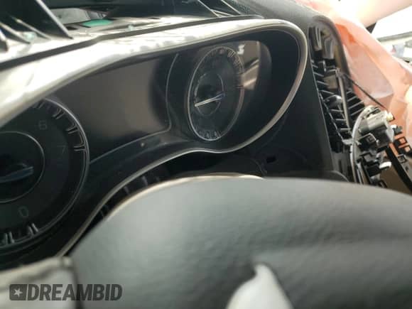 2015 Chrysler 300 Limited с VIN 2C3CCAAG4FH785976, выставлен на аукционе Copart как лот 81749135 с пробегом Не указан миль и На запчасти • Non repairable. История ставок и продаж доступна на DreamBid. Изображение 9.