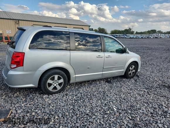 2011 Dodge Grand Caravan Crew with VIN 2D4RN5DG7BR693335, listed as a Copart auction lot 85475175 with 158,501 mi miles and Clean title. Bid and sale history available at DreamBid. Image 3.