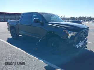 2025 Toyota Tundra SR5 z VIN 5TFWA5DB2SX259129, wystawiony jako IAAI lot #42224341 z przebiegiem 549 mil mil oraz . Historia ofert i sprzedaży dostępna na DreamBid. Obrazek 1.