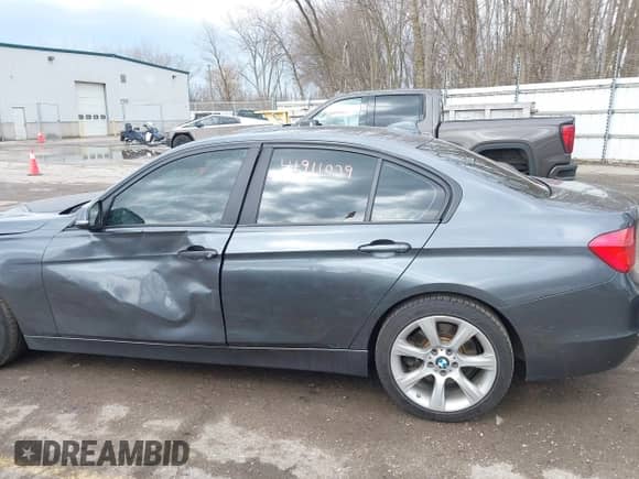 2014 BMW 3 Series 335i xDrive z VIN WBA3B9G59ENR91249, wystawiony jako IAAI lot #41911039 z przebiegiem 97 597 mil mil oraz . Historia ofert i sprzedaży dostępna na DreamBid. Obrazek 14.