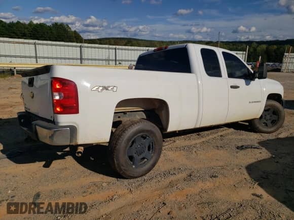 2007 Chevrolet Silverado 1500 1LT with VIN 1GCEK19027Z549701, listed as a Copart auction lot 85838275 with 301,904 mi miles and Salvage title. Bid and sale history available at DreamBid. Image 3.