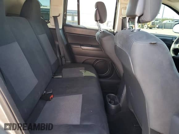 2012 Jeep Compass Sport z VIN 1C4NJCBA0CD618121, wystawiony jako Copart lot #84818275 z przebiegiem 170 126 mil mil oraz Szkoda całkowita • Salvage title. Historia ofert i sprzedaży dostępna na DreamBid. Obrazek 10.