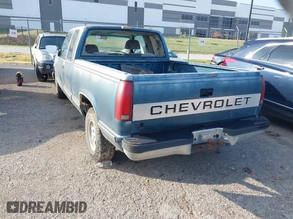 1992 Chevrolet Silverado 1500 z VIN 2GCEC19K2N1202826, wystawiony jako IAAI lot #43524013 z przebiegiem 229 129 mil mil oraz . Historia ofert i sprzedaży dostępna na DreamBid. Obrazek 3.