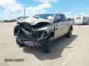 2017 Ram 1500 Rebel z VIN 1C6RR7YT8HS619828, wystawiony jako IAAI lot #42873979 z przebiegiem 136 471 mil mil oraz . Historia ofert i sprzedaży dostępna na DreamBid. Obrazek 2.