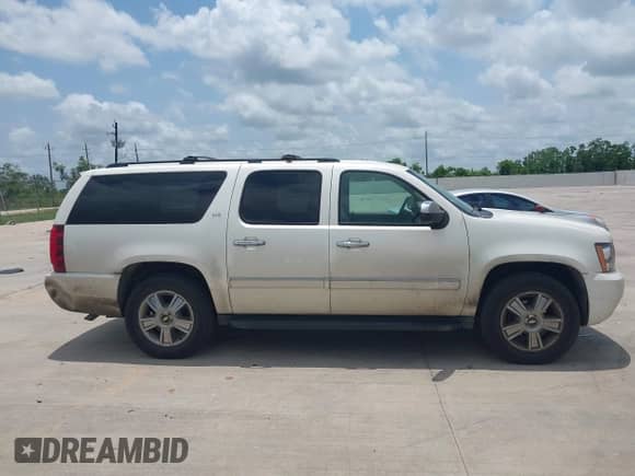 2009 Chevrolet Suburban LTZ z VIN 1GNFK36399R234676, wystawiony jako IAAI lot #42321922 z przebiegiem 419 096 mil mil oraz . Historia ofert i sprzedaży dostępna na DreamBid. Obrazek 13.