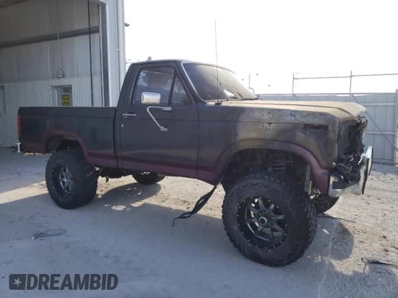 1985 Ford F-150 z VIN 1FTDF15YXFPB27178, wystawiony jako Copart lot #44355395 z przebiegiem Nie podano mil oraz Czysty tytuł • Clean title. Historia ofert i sprzedaży dostępna na DreamBid. Obrazek 4.