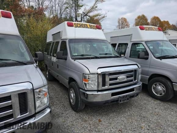 2014 Ford Econoline Cargo Commercial with VIN 1FTNE2EW7EDA74368, listed as a Copart auction lot 90471255 with 185,871 mi miles and Clean title. Bid and sale history available at DreamBid. Image 1.