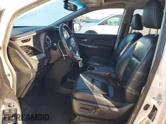 2016 Toyota Sienna SE z VIN 5TDXK3DCXGS764461, wystawiony jako Copart lot #70648444 z przebiegiem 72 989 mil mil oraz Szkoda całkowita • Salvage title. Historia ofert i sprzedaży dostępna na DreamBid. Obrazek 7.