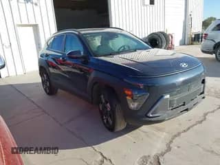 2025 Hyundai Kona SEL с VIN KM8HBCAB3SU241945, выставлен на аукционе IAAI как лот 43505676 с пробегом 28 042 миль миль и . История ставок и продаж доступна на DreamBid. Изображение 1.