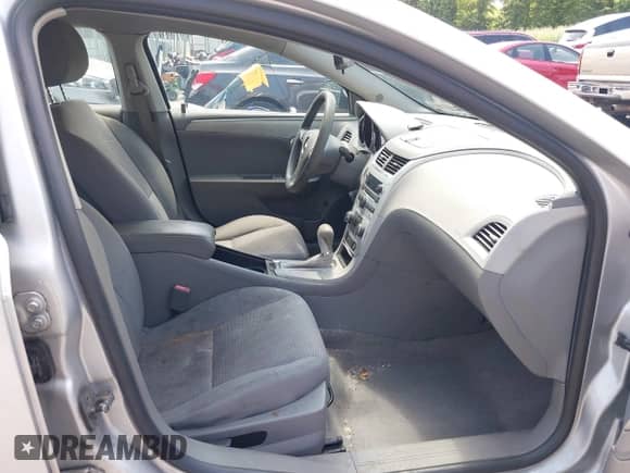 2010 Chevrolet Malibu z VIN 1G1ZF5EZXAF133043, wystawiony jako IAAI lot #42680239 z przebiegiem 125 964 mil mil oraz . Historia ofert i sprzedaży dostępna na DreamBid. Obrazek 5.