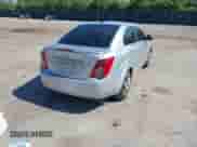 2013 Chevrolet Sonic LTZ z VIN 1G1JE5SB2D4105616, wystawiony jako IAAI lot #42646278 z przebiegiem 134 392 mil mil oraz . Historia ofert i sprzedaży dostępna na DreamBid. Obrazek 4.