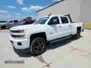 2015 Chevrolet Silverado 2500HD LTZ z VIN 1GC1KWE8XFF664201, wystawiony jako Copart lot #67785295 z przebiegiem 129 648 mil mil oraz Szkoda całkowita • Salvage title. Historia ofert i sprzedaży dostępna na DreamBid. Obrazek 1.
