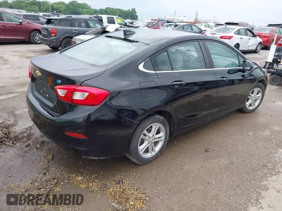 2018 Chevrolet Cruze LT z VIN 1G1BH5SE7J7189867, wystawiony jako IAAI lot #42405136 z przebiegiem 86 509 mil mil oraz . Historia ofert i sprzedaży dostępna na DreamBid. Obrazek 4.