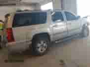 2009 Chevrolet Suburban 2LT z VIN 1GNFK26369R240705, wystawiony jako IAAI lot #43364816 z przebiegiem Nie podano mil oraz . Historia ofert i sprzedaży dostępna na DreamBid. Obrazek 4.