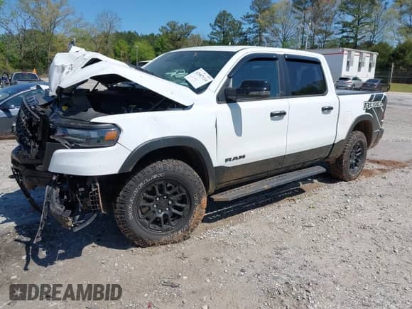 2025 Ram 1500 Rebel z VIN 1C6SRFLP8SN591735, wystawiony jako IAAI lot #42007114 z przebiegiem 3 861 mil mil oraz . Historia ofert i sprzedaży dostępna na DreamBid. Obrazek 17.