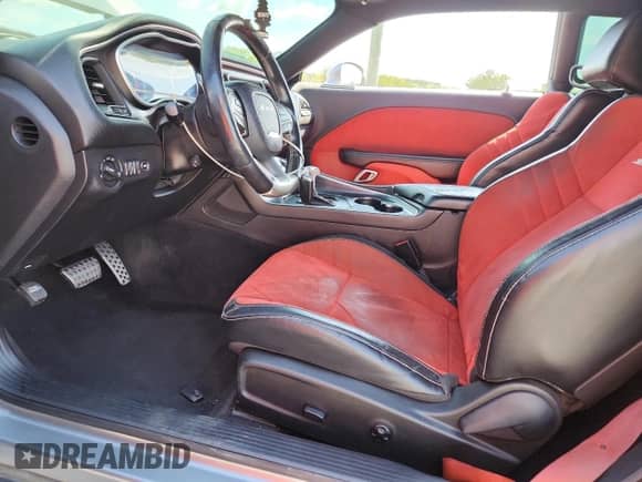 2015 Dodge Challenger SRT 392 с VIN 2C3CDZDJ8FH719188, выставлен на аукционе Copart как лот 70163145 с пробегом 124 204 миль миль и Чистый • Clean title. История ставок и продаж доступна на DreamBid. Изображение 7.