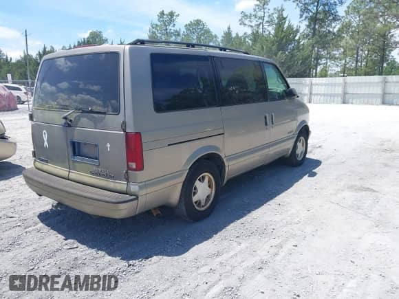 2001 Chevrolet Astro with VIN 1GNDM19W21B109611, listed as a IAAI auction lot 42169610 with 178,736 mi miles and . Bid and sale history available at DreamBid. Image 4.