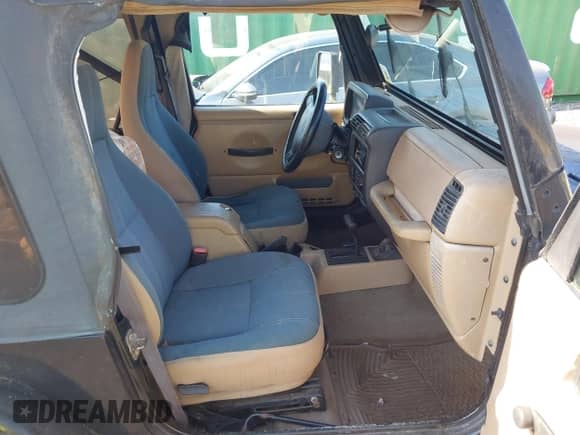 2002 Jeep Wrangler Sahara z VIN 1J4FA59S02P703627, wystawiony jako IAAI lot #42815504 z przebiegiem 144 573 mil mil oraz . Historia ofert i sprzedaży dostępna na DreamBid. Obrazek 5.